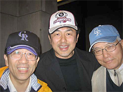 コロラドロッキーズの野球観戦　CRの野球帽がお気に入りの3人